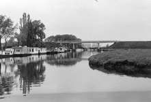 842819 Gezicht over de rivier de Eem ter hoogte van de brug in Rijksweg 1 ten noorden van Baarn.